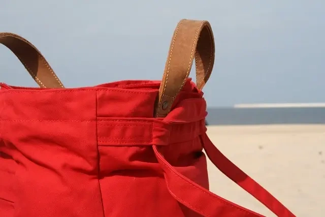 Pak den perfekte strandtaske - 7 ting du skal huske at have med på stranden