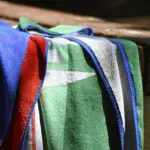 Hvordan kan jeg bedst transportere mit strandhåndklæde til stranden?